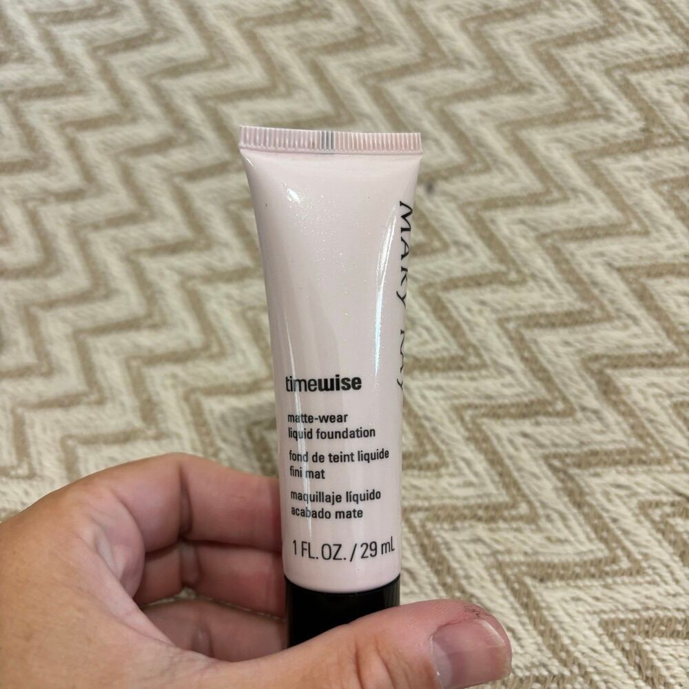 Mary Kay Timewise Matte-Wear Liquid Foundation Ivory 3
